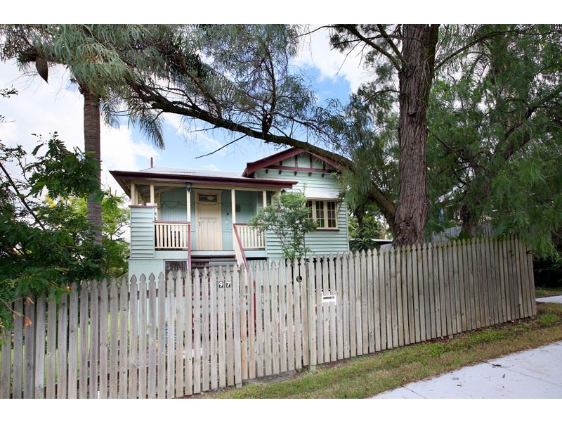 97 Macrossan Avenue, Norman Park QLD 4170