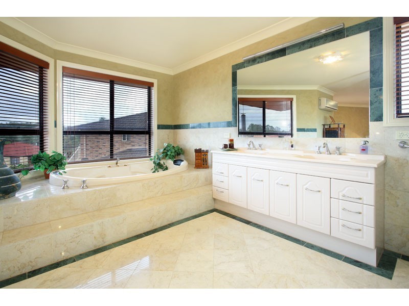 40 St Andrews Crescent, Carindale QLD 4152