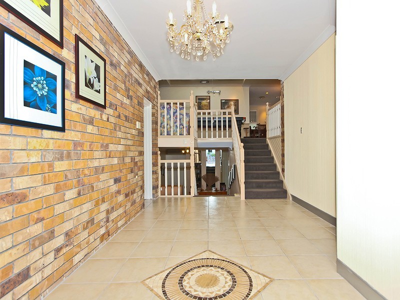 5 Rossmoya Street, Carindale QLD 4152