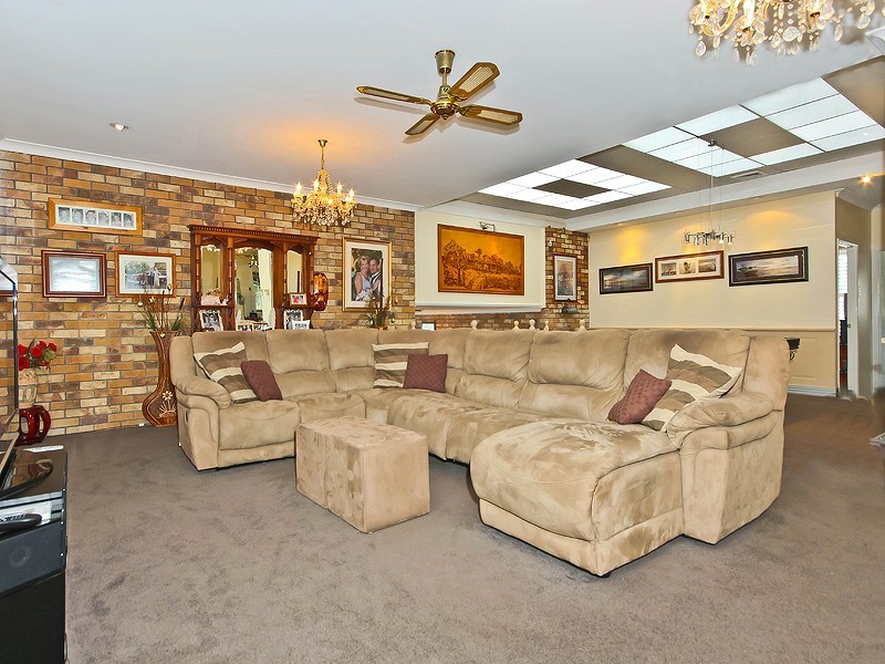 5 Rossmoya Street, Carindale QLD 4152