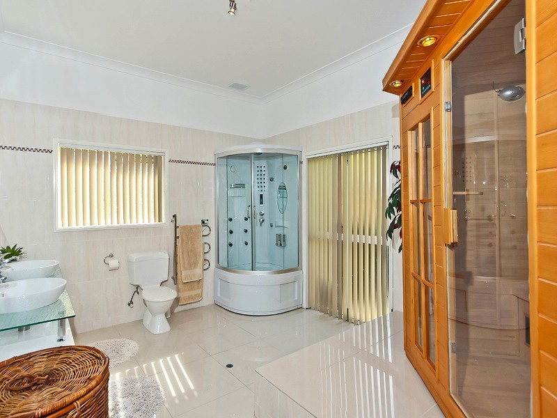 5 Rossmoya Street, Carindale QLD 4152