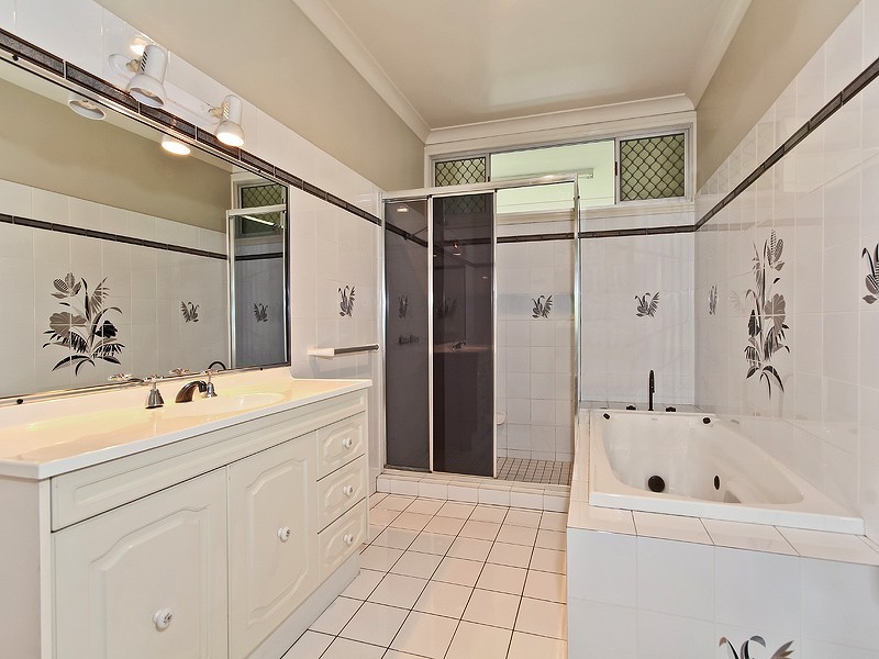 32 Norman Crescent, Norman Park QLD 4170