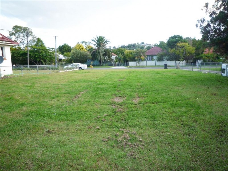 120 Roscoe Street, Holland Park QLD 4121