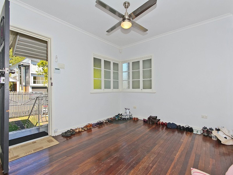 140 Macrossan Avenue, Norman Park QLD 4170