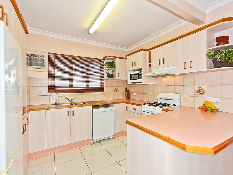 10 Kurts Street, Holland Park West QLD 4121
