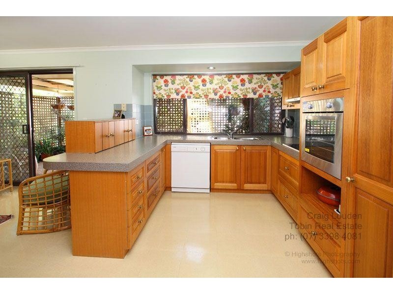 16 Rossmoya Street, Carindale QLD 4152