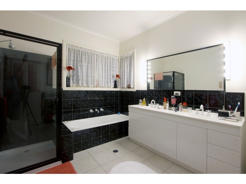 60 McColl Drive, Longford VIC 3851