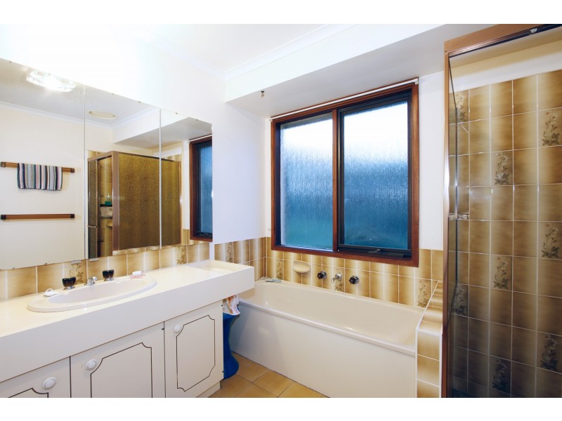 10 Hampton Court, Longford VIC 3851