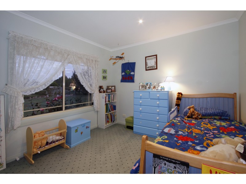 19 Highfield Drive, Longford VIC 3851