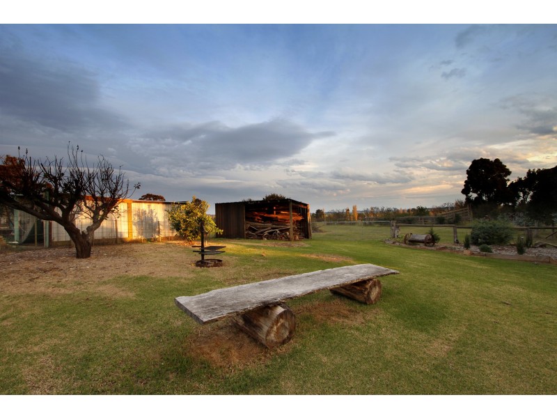 12 Thompson Street, Stratford VIC 3862