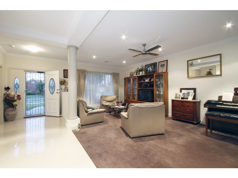 8 Greenaway Court, Sale VIC 3850