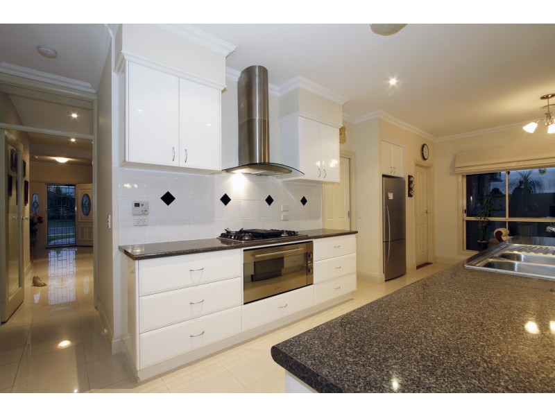 8 Greenaway Court, Sale VIC 3850