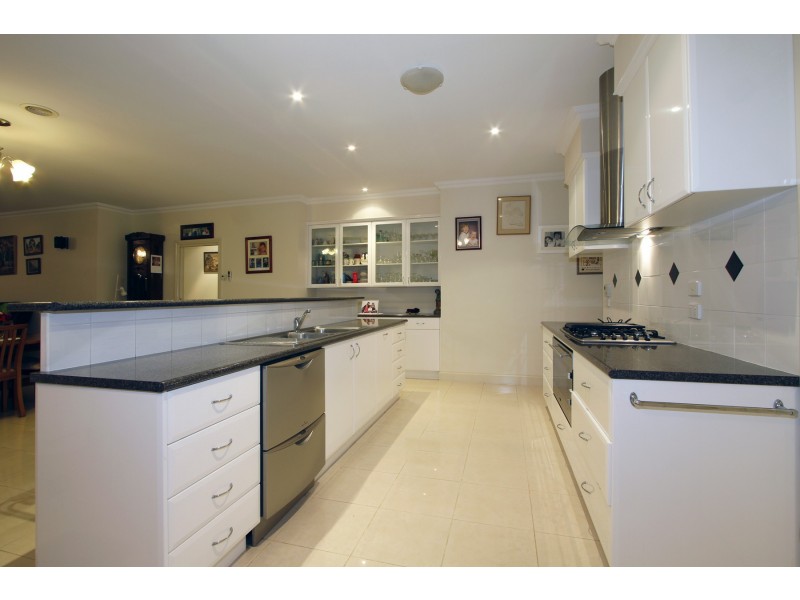 8 Greenaway Court, Sale VIC 3850