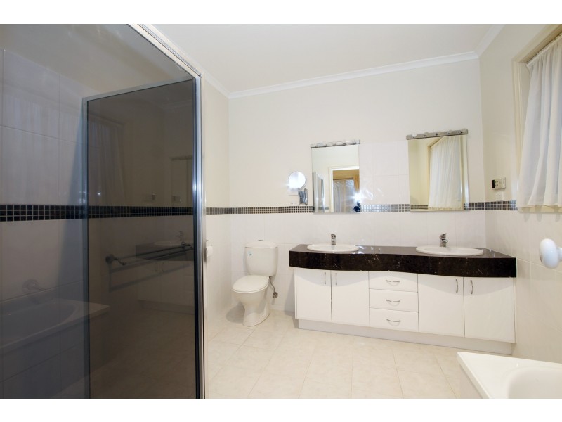 8 Greenaway Court, Sale VIC 3850