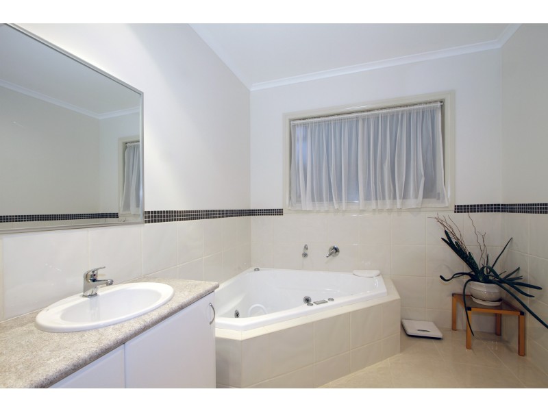 8 Greenaway Court, Sale VIC 3850