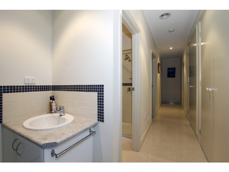 8 Greenaway Court, Sale VIC 3850