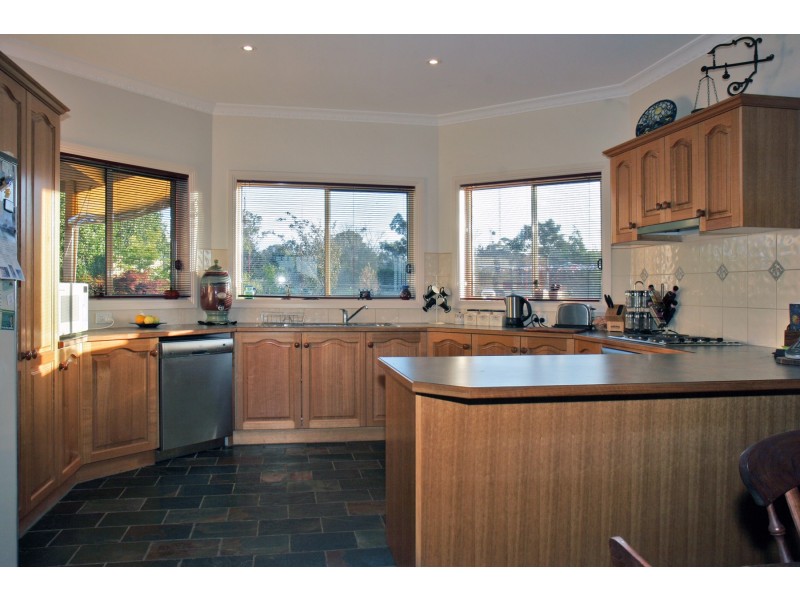 18 Earls Court, Longford VIC 3851