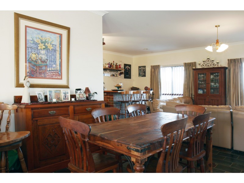 18 Earls Court, Longford VIC 3851