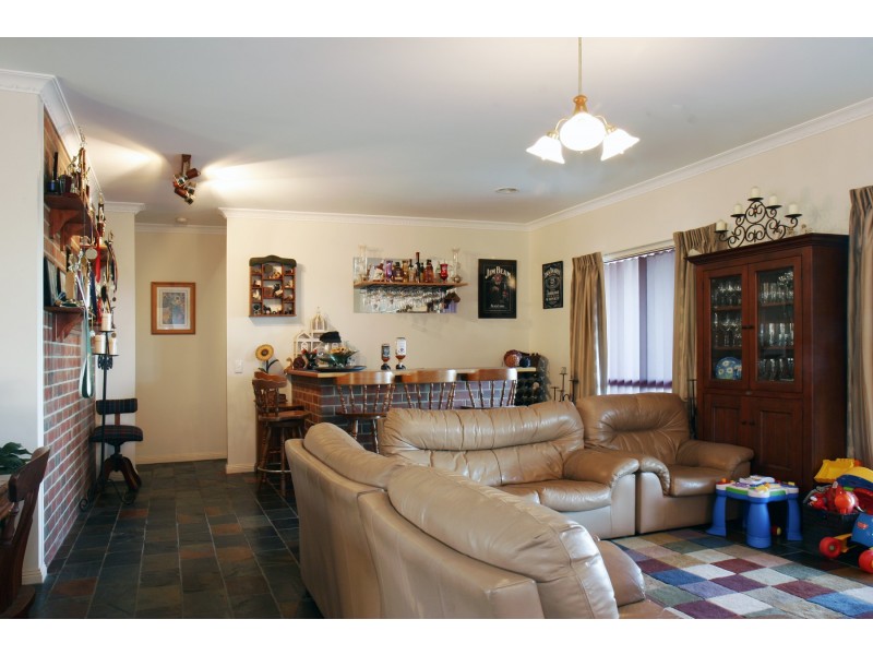 18 Earls Court, Longford VIC 3851