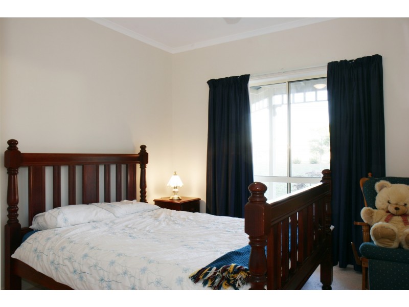 18 Earls Court, Longford VIC 3851