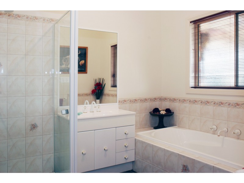 18 Earls Court, Longford VIC 3851