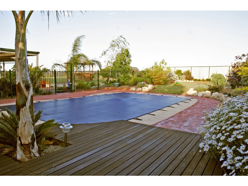 18 Earls Court, Longford VIC 3851