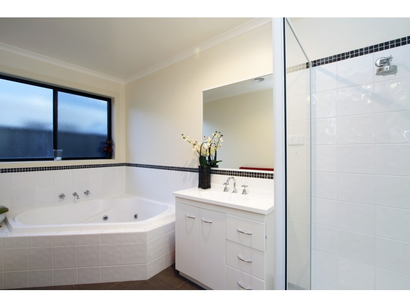 18 Dryden Place, Sale VIC 3850