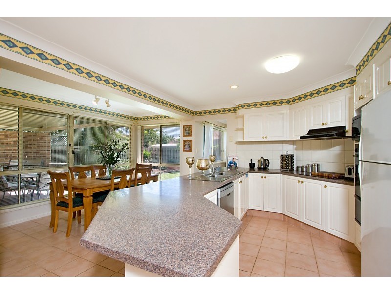 8 Avondale Drive, Banora Point NSW 2486