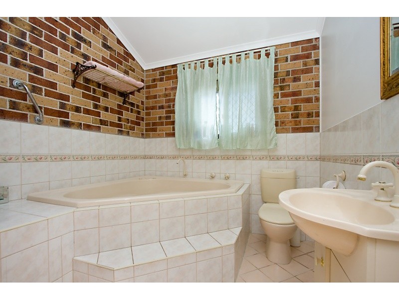 8 Avondale Drive, Banora Point NSW 2486