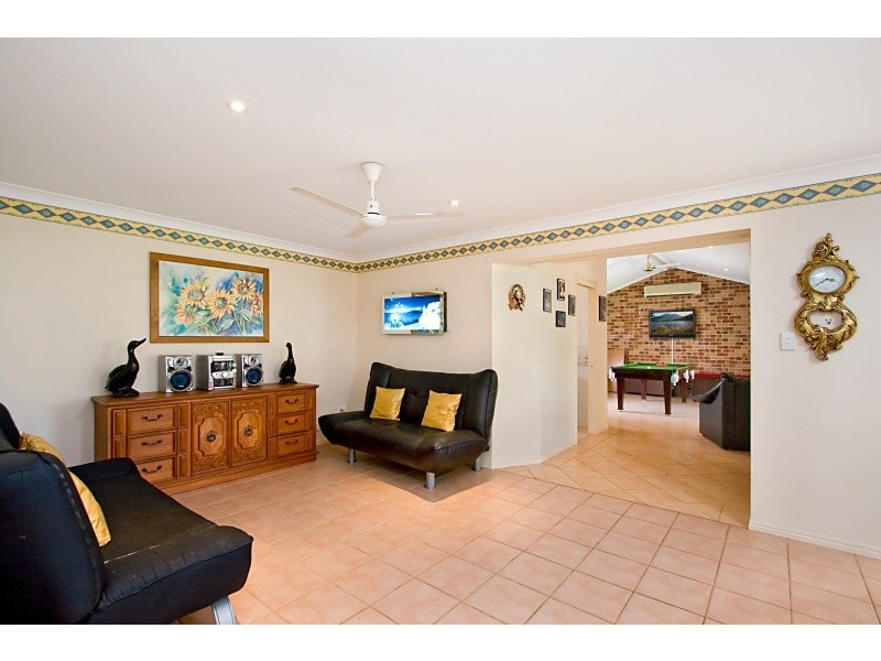 8 Avondale Drive, Banora Point NSW 2486