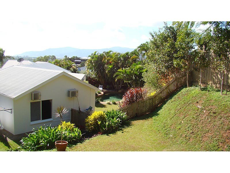 7 woodmont place, Mooroobool QLD 4870