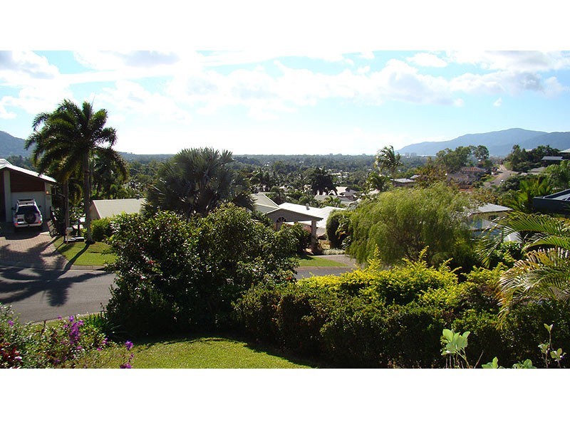 7 woodmont place, Mooroobool QLD 4870