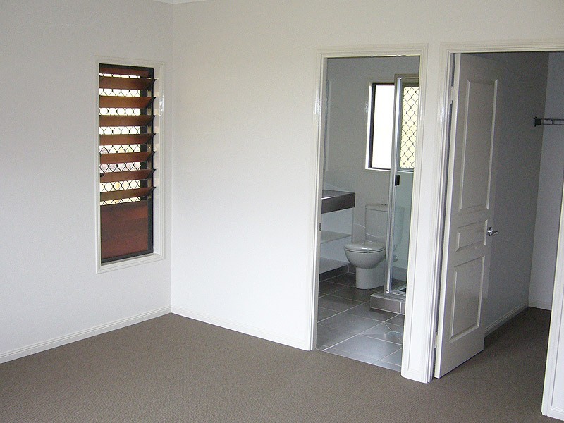 122 SPRINGBROOK AVENUE, Redlynch QLD 4870