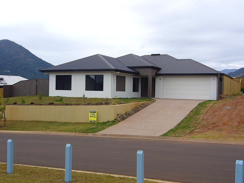 122 SPRINGBROOK AVENUE, Redlynch QLD 4870