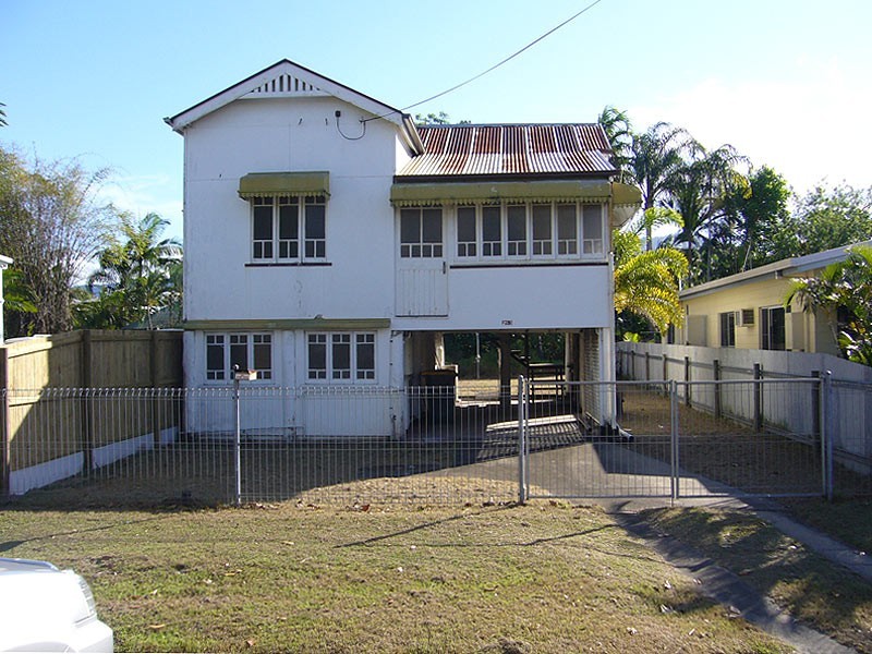 263 McLeod St, Cairns North QLD 4870