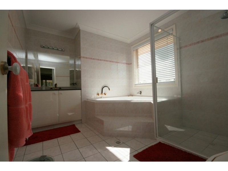 16 Gippsland Drive, Helensvale QLD 4212