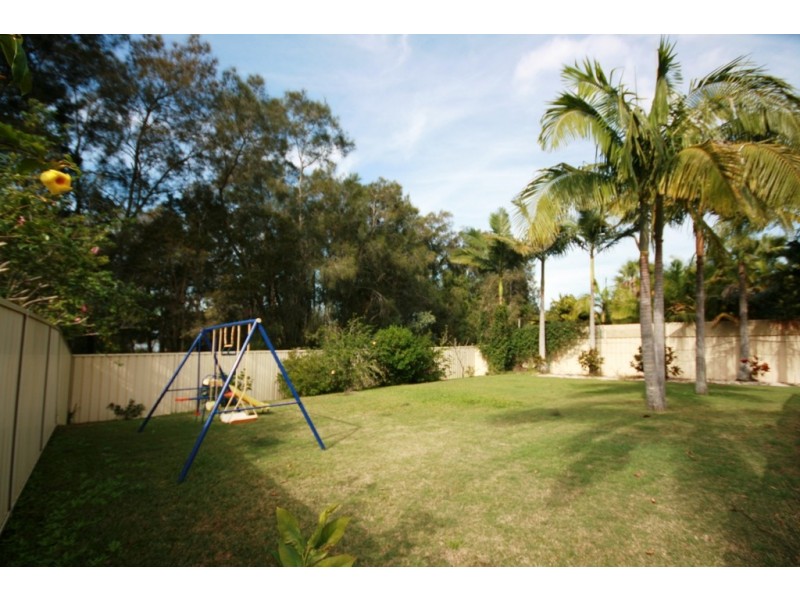 16 Gippsland Drive, Helensvale QLD 4212