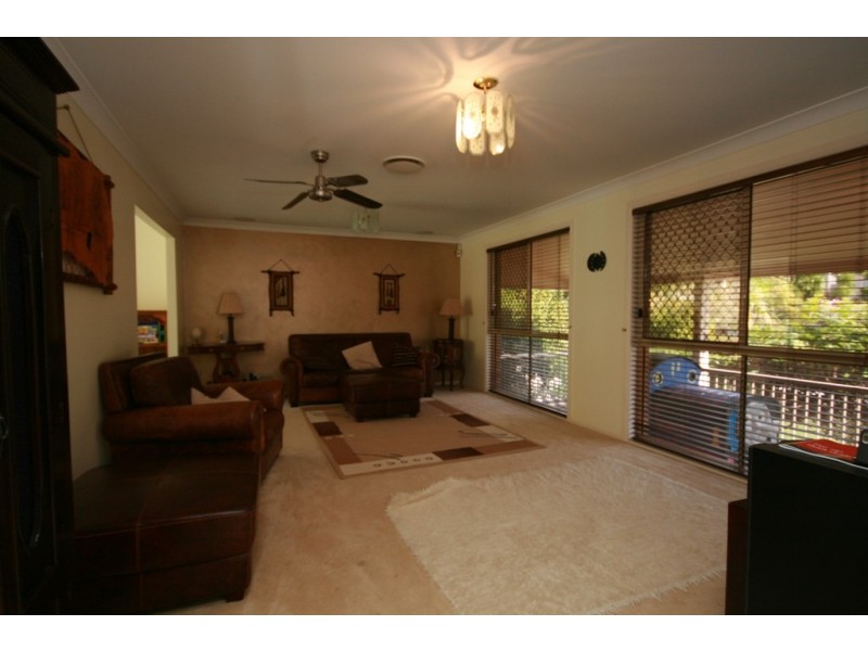 16 Gippsland Drive, Helensvale QLD 4212