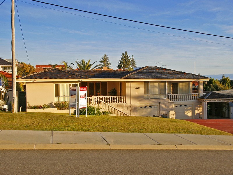 7 Karrinyup Road, Trigg WA 6029