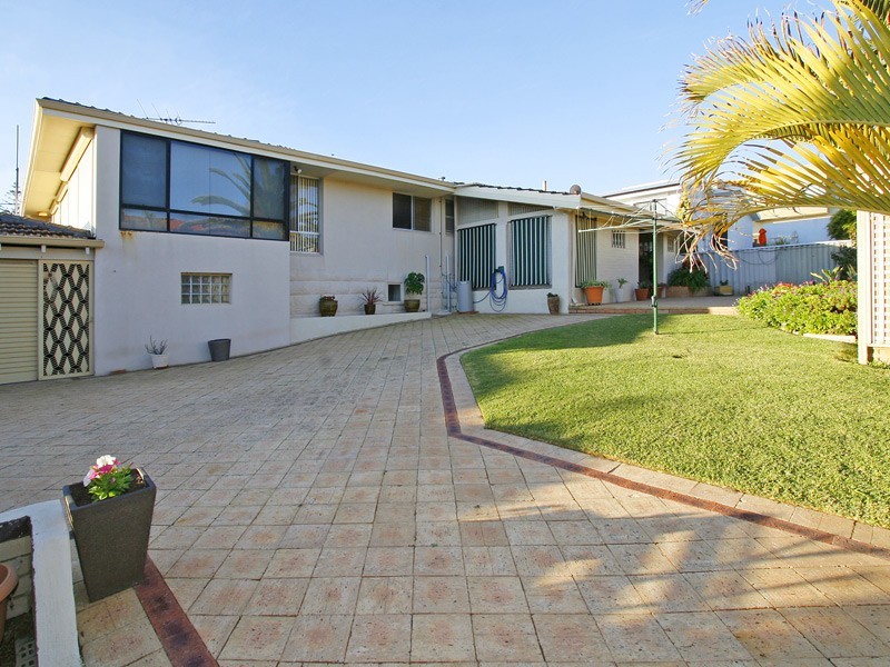 7 Karrinyup Road, Trigg WA 6029