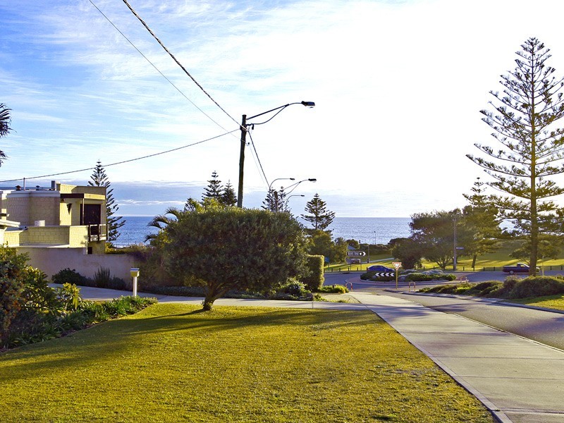 7 Karrinyup Road, Trigg WA 6029