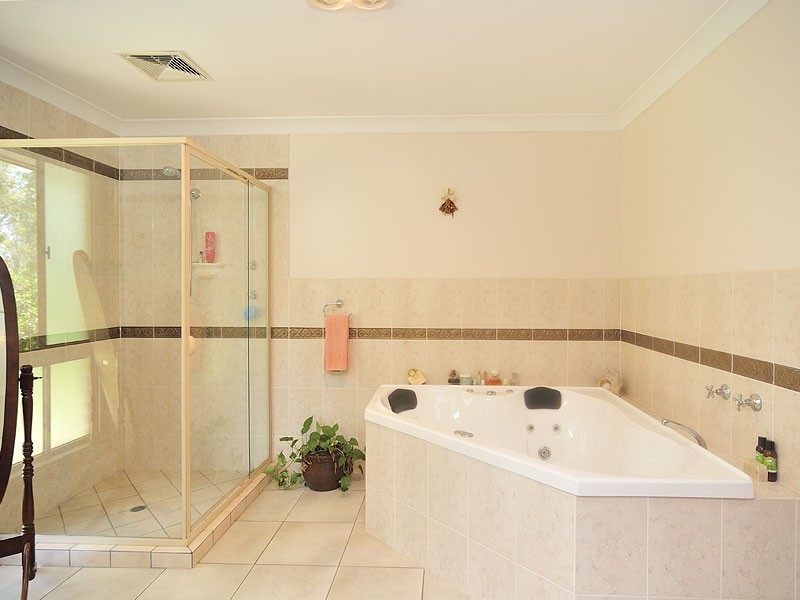 10 First Ave, Barellan Point QLD 4306