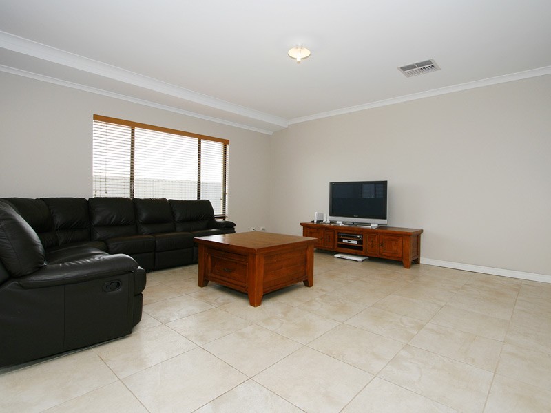 9 Dulegal Way, Aveley WA 6069