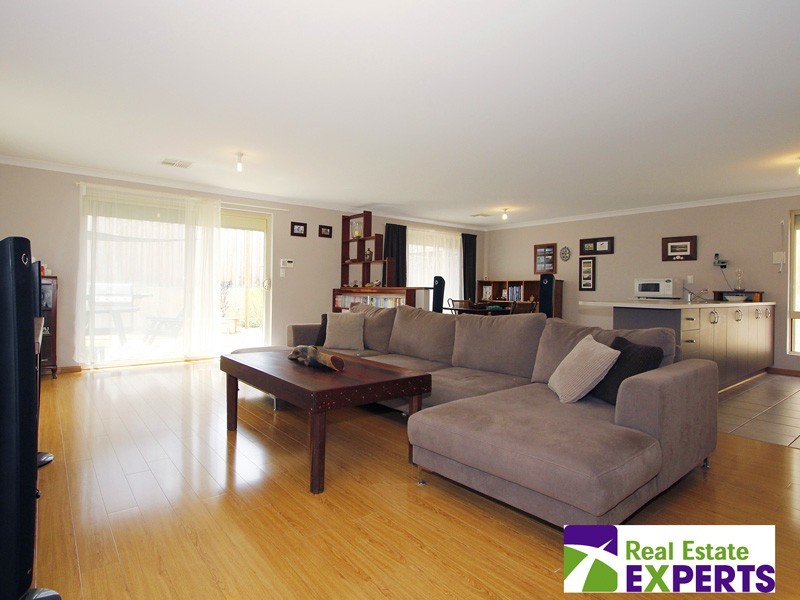 4 Tuross Way, Ellenbrook WA 6069