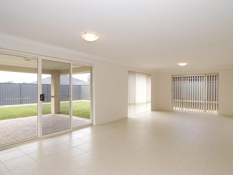 18 Whitehart Entrance, Ellenbrook WA 6069