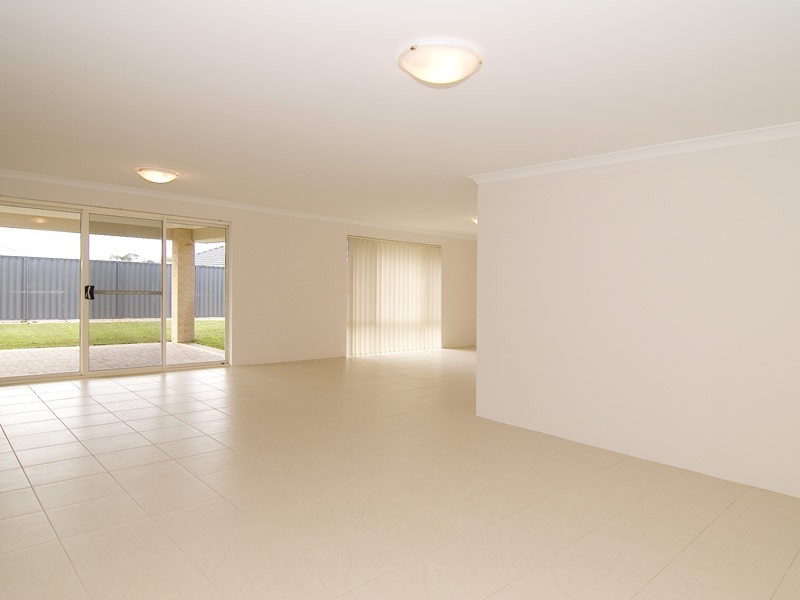 18 Whitehart Entrance, Ellenbrook WA 6069