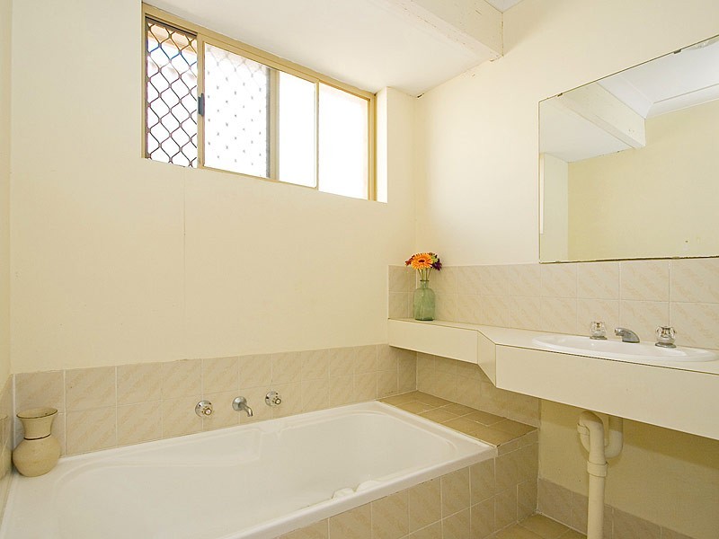 31 Whitcombe Way, Alexander Heights WA 6064