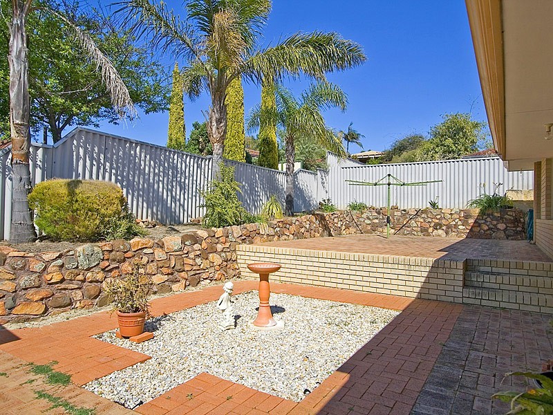 31 Whitcombe Way, Alexander Heights WA 6064