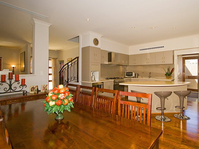 8 Travers Way, Aveley WA 6069
