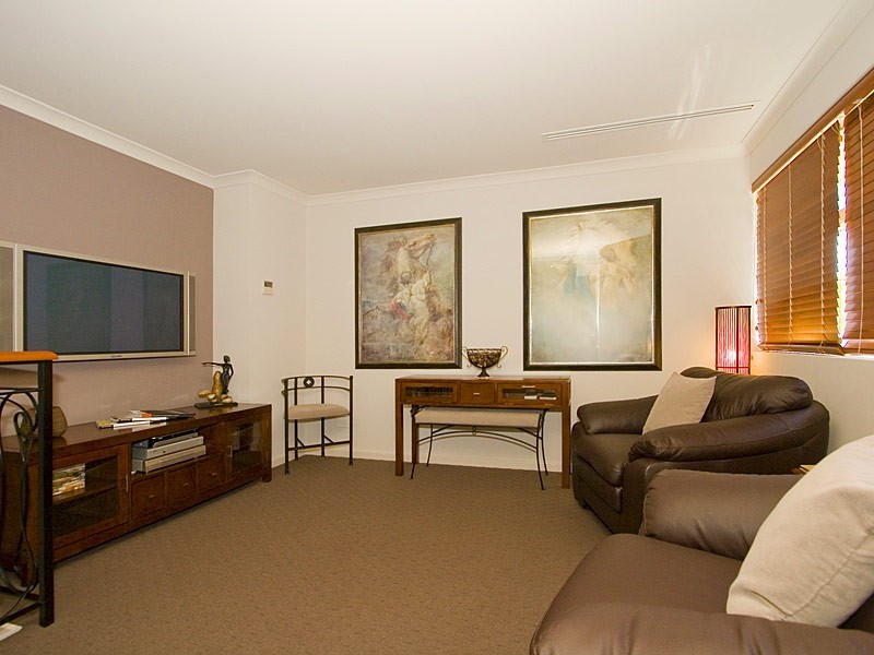 8 Travers Way, Aveley WA 6069